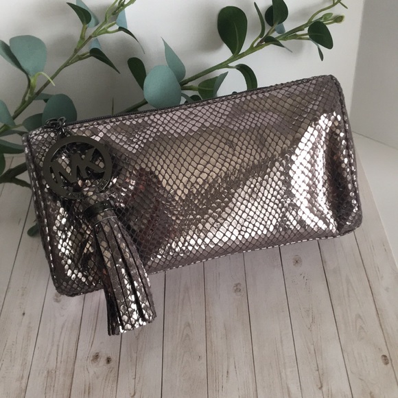 Michael Kors Limited Edition Cosmetic Bag NWOT Rare - Picture 2 of 16